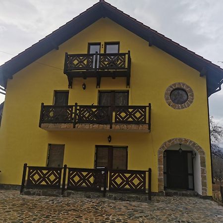 Yellow House Bran  Buitenkant foto