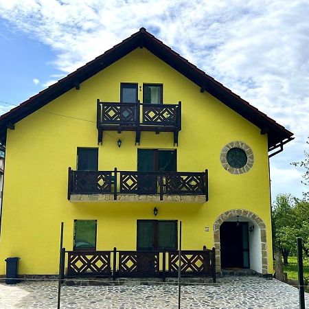 Yellow House Bran  Buitenkant foto