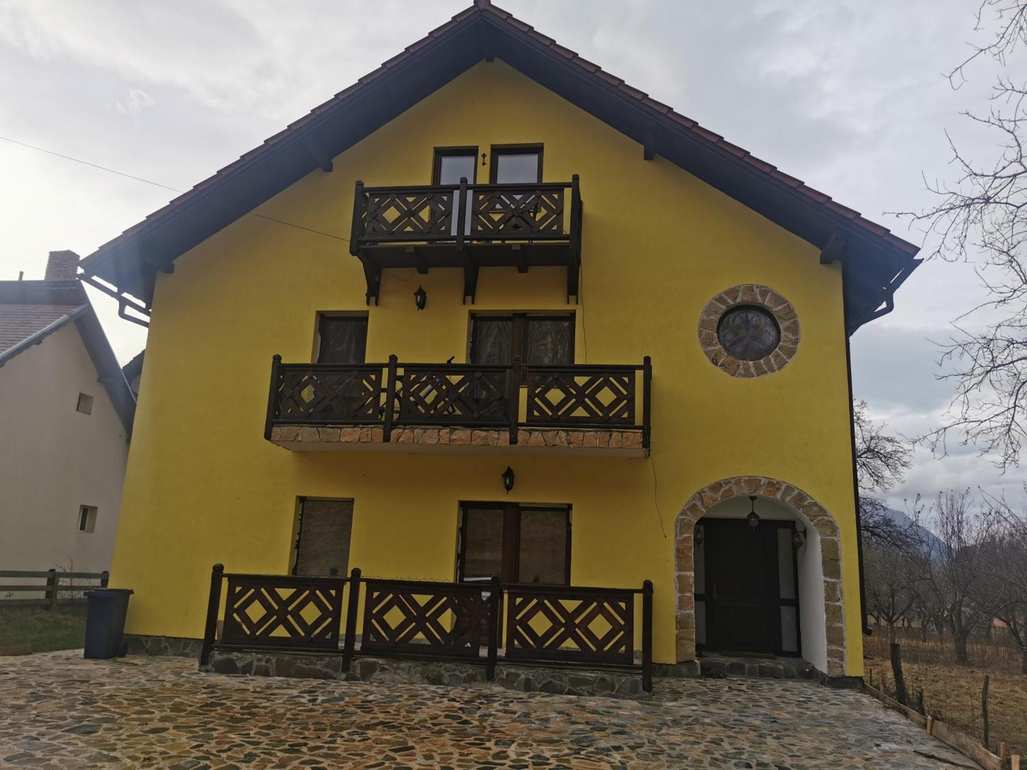 Yellow House Bran  Buitenkant foto