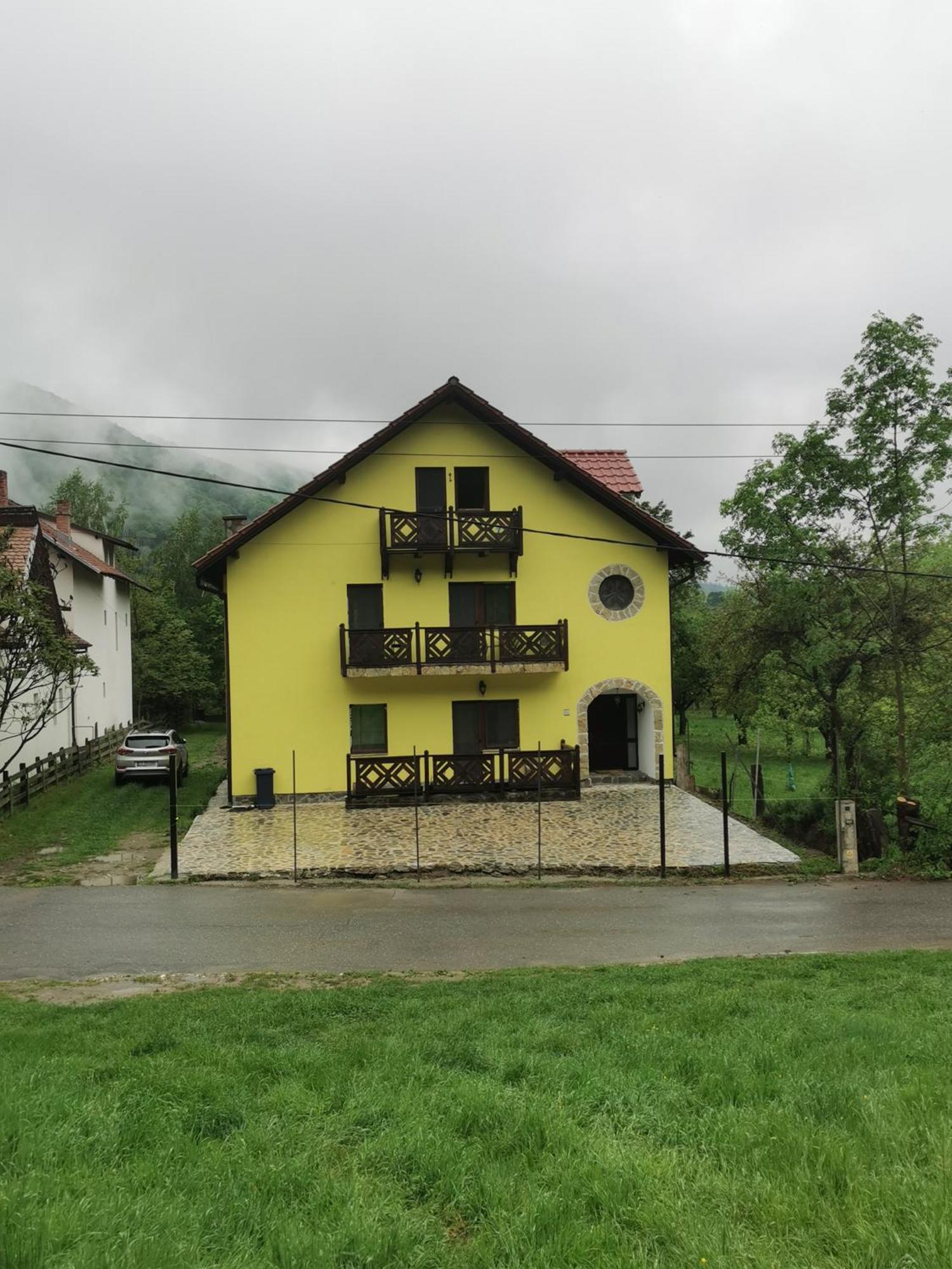 Yellow House Bran  Buitenkant foto