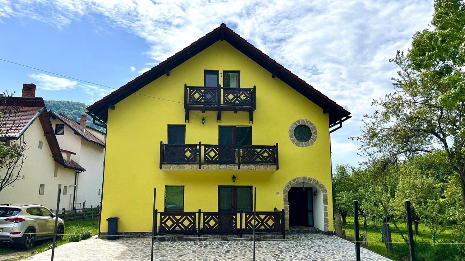 Yellow House Bran  Buitenkant foto
